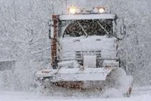 ZĂPADĂ în ROMÂNIA. Primul ACCIDENT pe şosele. Un utilaj de DESZĂPEZIRE a spulberat o MAȘINĂ