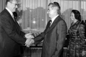 „DASCĂLUL” lui CEAUȘESCU i-a stat alături în ELICOPTER. Celălalt Nicolae Ceauşescu, Pogromul de la Iaşi şi Armata Roşie