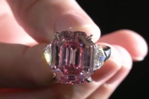 50 de milioane de dolari pentru un diamand roz – Bijuteria este foarte rară