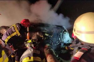Doi oameni au murit arşi într-o maşină răsturnată