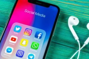 A început RĂZBOIUL GIGANȚILOR. Foloseşti Facebook pe aparate Apple? Mai GÂNDEȘTE-TE!