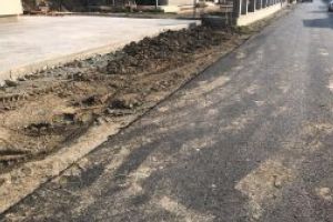 (GALERIE FOTO)Baia Mare: Localnicii de pe strada Liliacului sunt revoltati. Primaria le-a reparat soseaua doar pe … jumatate