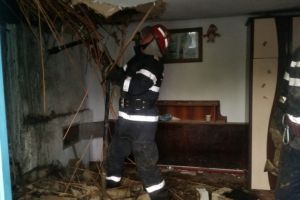 Incendiu in localitatea Jurilovca, judetul Tulcea. O locuinta, cuprinsa de flacari. Pompierii, chemati in ajutor (galerie foto)