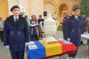 FOTO, LIVE VIDEO: O urnă cu pământ din toate provinciile româneşti, depusă în Catedrala Încoronării de la Alba Iulia