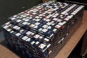 Poliţiştii au scotocit o maşină în care erau ascunse ţigări de contrabandă