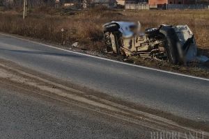 Accident în comuna Tarcea: Un microbuz s-a izbit de un stâlp de curent, doi adulţi şi doi copii, duşi la spital