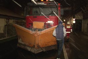 Un utilaj de deszăpezire abia ieşit pe traseu a intrat în plin într-un autoturism