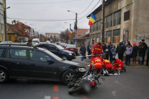 FOTO – Tânăr pe motocicletă lovit în plin de o maşină la Sibiu
