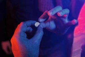 Aberant. DIICOT Arad, grijă faţă de traficanţii colaboratori. Instituţia a obţinut, în instanţă, dreptul de a restitui, unei traficante condamnate, banii confiscaţi. E vorba de banii luaţi pe Ecstasy şi cannabis