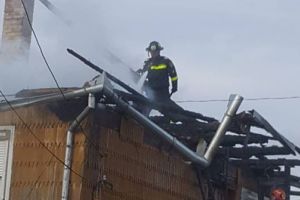 Casă în FLĂCĂRI, lângă Arad (GALERIE FOTO)