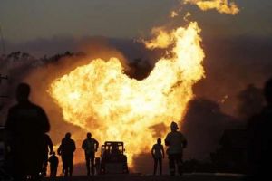Pericol de expozie la Perşani. O ţeavă de gaz a fost spartă şi arde ca o torţă