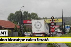 Neamţ: Camion blocat pe calea ferată