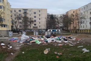 Bombă ecologică în cartierul Tudor Vladimirescu. Locatarii, exasperaţi de căutătorii în gunoaie!