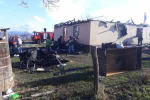 Familie cu trei copii din Brad, rămasă pe drumuri după un incendiu puternic