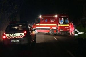 Accident grav! Stâlp căzut peste maşină, doi încarceraţi