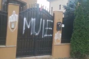 Mălin Bot şi Marian Ceauşescu au lipit mesaje obscene pe poarta deputatului ”obscen” Florin Iordache  - VIDEO