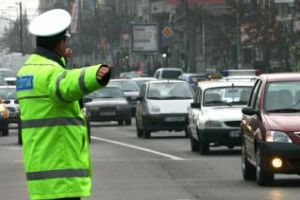 Un procuror a amendat cu câte 5.000 de lei doi poliţişti pentru că au avut TUPEU să îl oprească în trafic