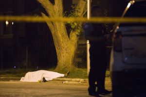 Femeie complet dezbrăcată găsită moartă pe marginea drumului