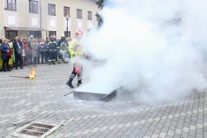 Flăcări şi mult fum la Primăria Bistriţa. Angajaţii aflaţi în clădire au părăsit birourile (VIDEO)