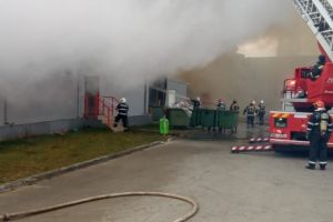 Pompierii, in alerta! Incendiu la o fabrica de mezeluri din Buftea (galerie foto)