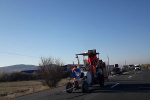 Marcajele rutiere de pe DN 17, refăcute. Muncitorii lucrează şi duminica (FOTO)