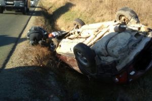 Maşină răsturnată la Cepari. Trei persoane au ajuns la spital (FOTO)