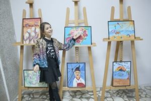 La nouă ani, o fetiţă a deschis o expoziţie de pictură la Centrul Cultural Piteşti