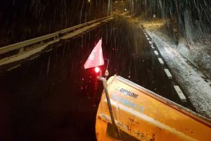 A venit iarna pe drumurile din vestul tarii. S-a intervenit cu utilaje pe mai multe sosele