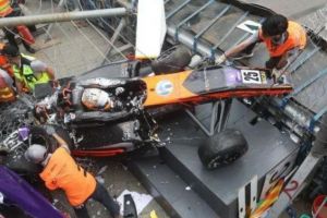 Accident teribil, în Formula 3: Mai mulţi răniţi, după ce o tânără pilot a pierdut controlul la peste 200 km/h şi a decolat de pe pistă (VIDEO)