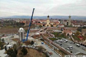FOTO, VIDEO: Monumentul Marii Uniri, FINALIZAT. Ultima piesă a cupolei a fost montată astăzi