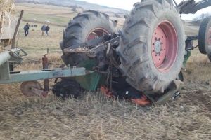 FOTO – Bărbat ucis de un tractor răsturnat. A murit pe loc