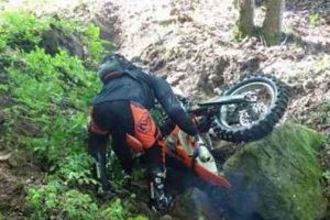 ACCIDENT cu motocicleta în pădurea Ampoiţa. O persoană a fost rănită după ce a căzut