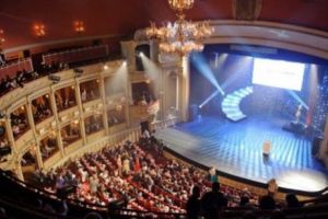 PANICĂ la Opera Bucureşti! Un candelabru S-A SPART peste spectatori. Informaţii de ULTIMĂ ORĂ