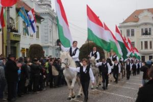 Ținutul Secuiesc FIERBE! Mii de persoane cer AUTONOMIA în stradă. Mesaj FERM din mijlocul protestatarilor