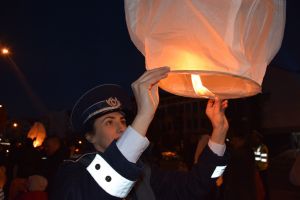 100 de lampioane înălţate şi 100 de lumânări aprinse pentru victimele accidentelor rutiere (FOTO)