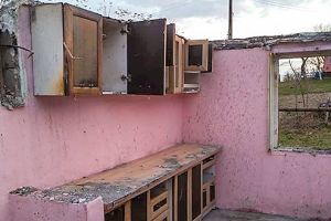 Familie cu trei copii din Brad, rămasă pe drumuri după un incendiu devastator