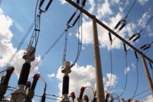 Rău platnicii, somaţi de furnizorii de energie electrică să plătească facturile în avans