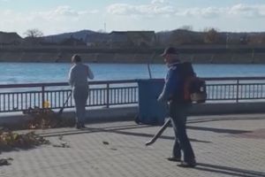 Pe Insuliţa din municipiu se strâng frunzele ca să fie aruncate în Jiu!