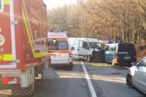 Patru jandarmi au ajuns la spital în urma accidentului din zona localităţii Brădet