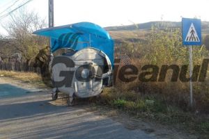 Fisuri în drumul din Brăneşti, asfaltat în campania electorală! Fântâna de centru, în mărăcini, iar hotelul, o himeră