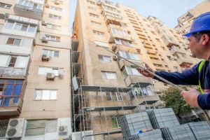 Un bloc important din centrul Râmnicului – blocul „Cozia” – intră în reabilitare termică