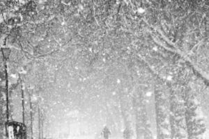 VREME de IARNĂ în Bucureşti. Oraşul asaltat de zăpadă şi vânturi puternice. CE NE AȘTEAPTĂ