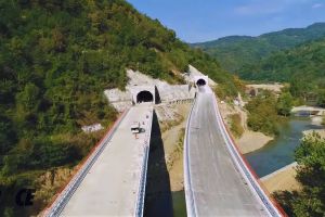 Autostrada sârbilor peste munţi – O fac pe banii lor într-o zonă similară cu Valea Oltului