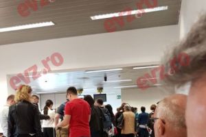 ÎNTÂRZIERI pe AEROPORTURILE din BUCUREŞTI. Se operează în condiţii de IARNĂ