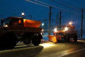 Zeci de utilaje şi peste două sute de tine de material antiderapant, pe drumurile naţionale din Gorj