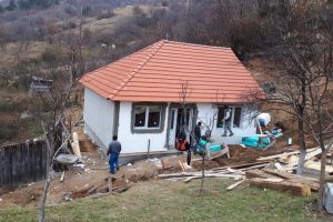 Când comunitatea se uneşte – Casa orfanilor mistuită de flăcări, reconstruită de la zero