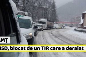 Neamţ: Drumul Roman – Vaslui, blocat de un TIR care a deraiat