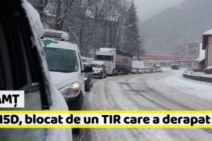 Neamţ: Drumul Roman – Vaslui, blocat de un TIR care a derapat