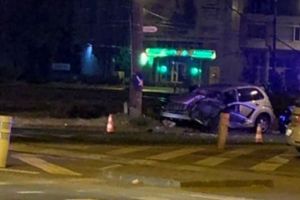 Tanar ranit grav dupa ce a urcat baut la volan si a intrat intr-un stalp, in Calea Buziasului 