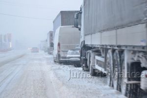 ULTIMĂ ORĂ: Maşini blocate la Răcoasa, în zăpadă